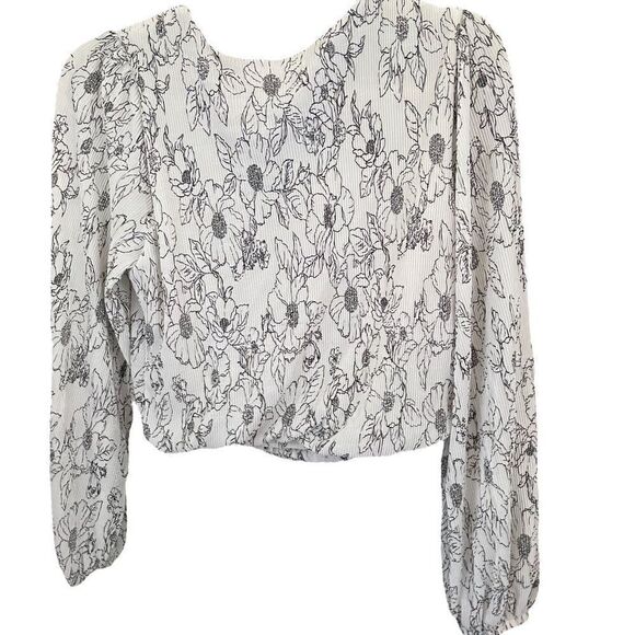 ASTR ~ Ivory with Black Floral Print ~
Surplice Long Sleeve Top ~ Size Small - Picture 2 of 9